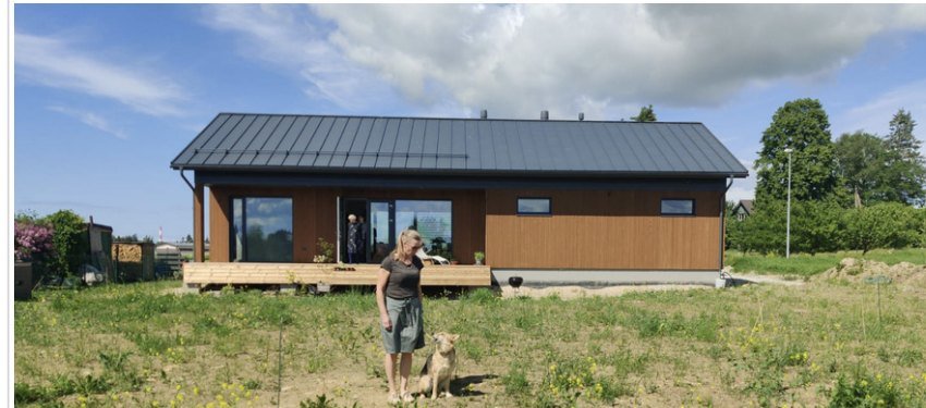 Anne koos koeraga uue maja ees